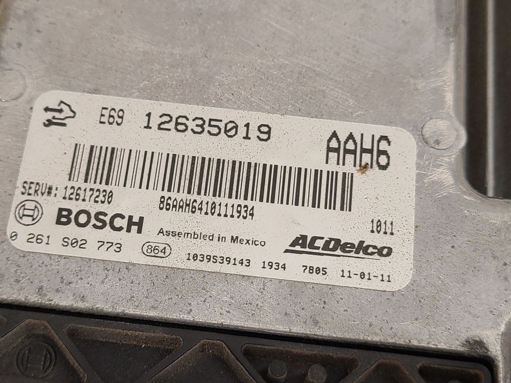 2010 - 2011 GMC ACADIA Engine ECM Electronic Control Module Behind Fan Shroud