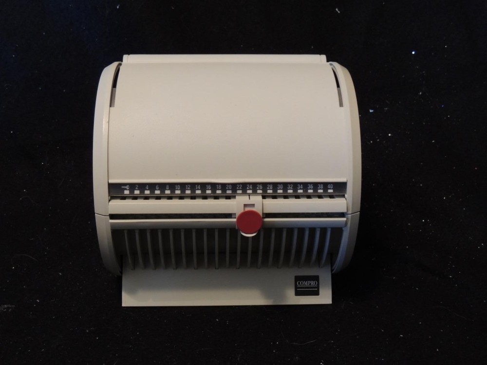 CD-3 DESK-TOP HARD PLASTIC NUMBERED DISK STORAGE (Holds 40 CD's or DVD's)-EUC
