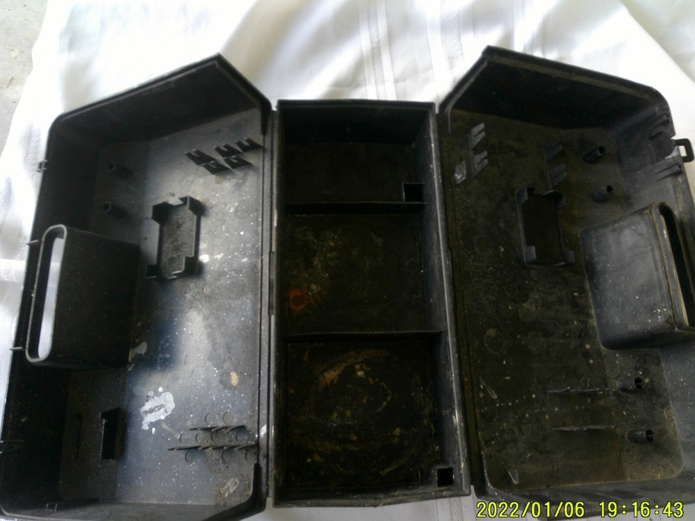 SHELL PLASTIC CARRY CASE FOR PAINT SPRAYER WEATHERED DIRTY