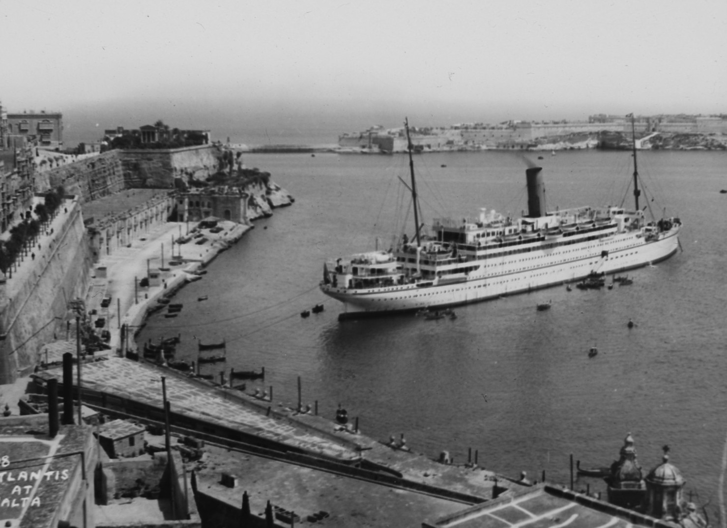 Photo MALTA THE ATLANTIS IN VALETTA HARBOUR WW1 C1916 Magic Lantern Slide
