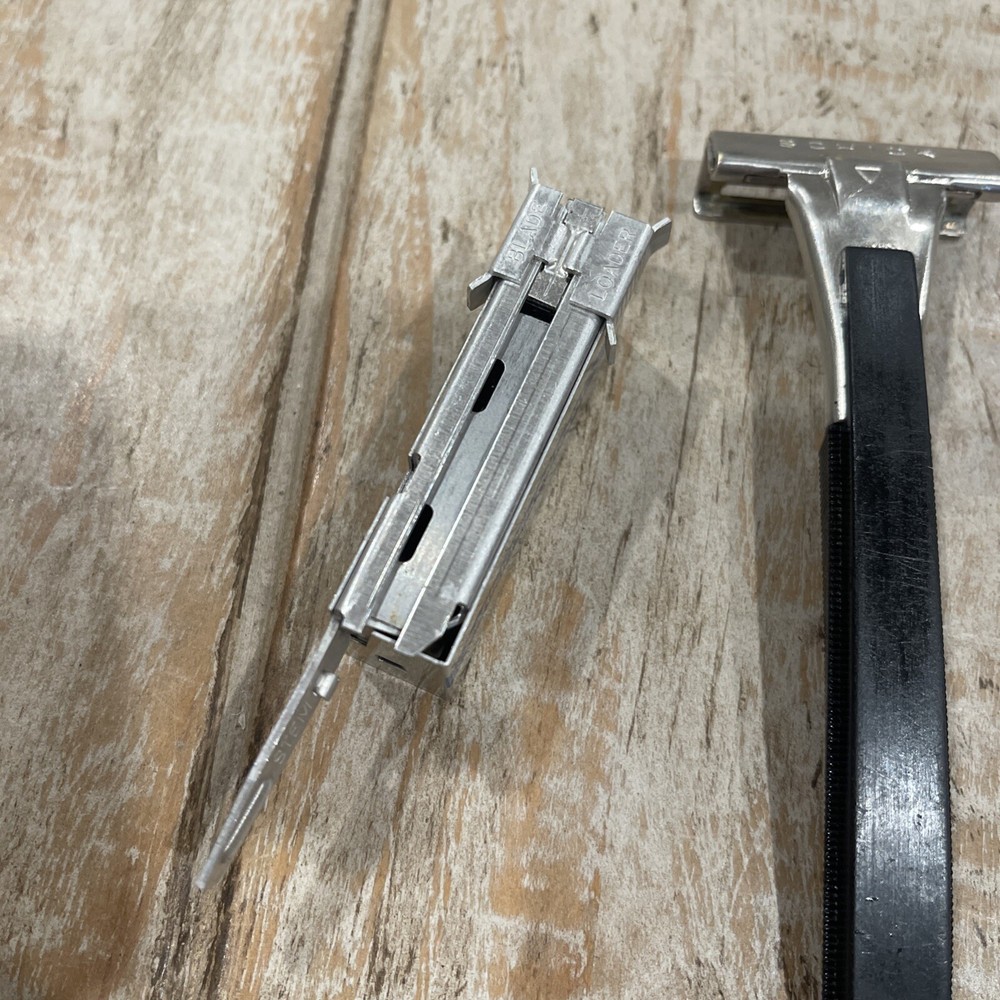 SCHICK Long Black Handle Injector Safety Razor