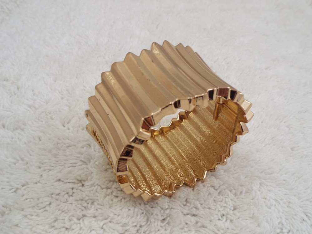 Goldtone Ribbed Hinged Bracelet (F10)