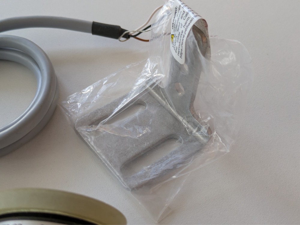 Encoder Products Co. ACCU-CODER ENCODER TR1-U1R4-0600NV1AOC-F03 with bracket