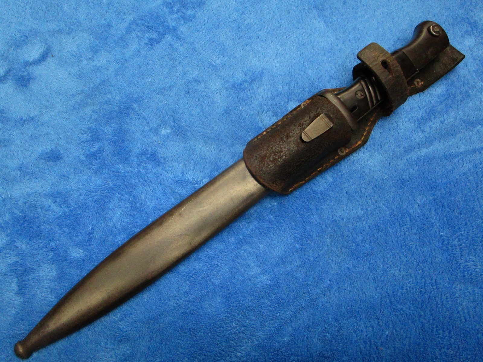 ORIGINAL WW2 GERMAN F.HERDER 1939 BAYONET AND SCABBARD WITH FROG MATCHING NUMBER