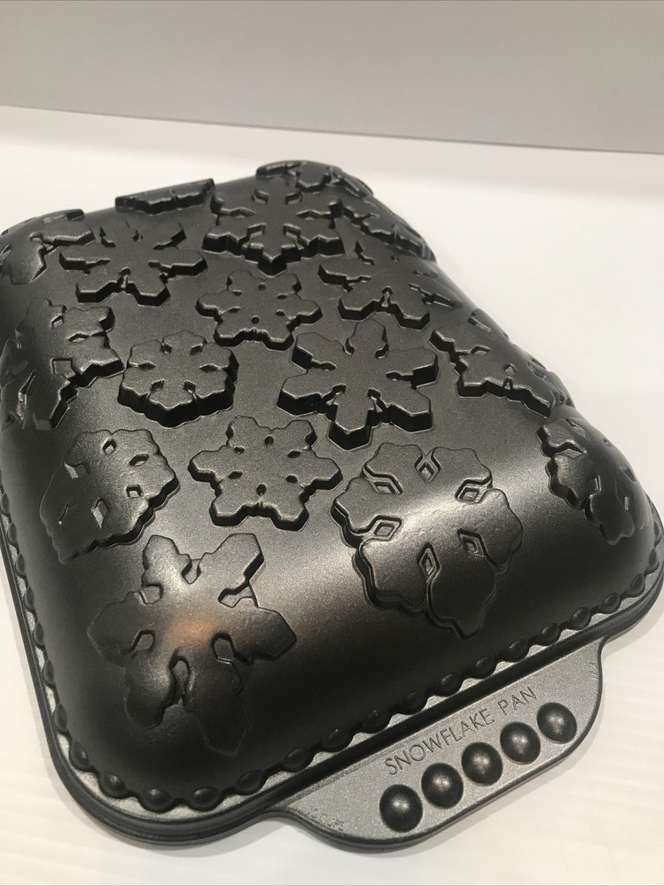 Nordic Ware Non Stick Snowflake Pound Cake Baking Pan 9” X 11”