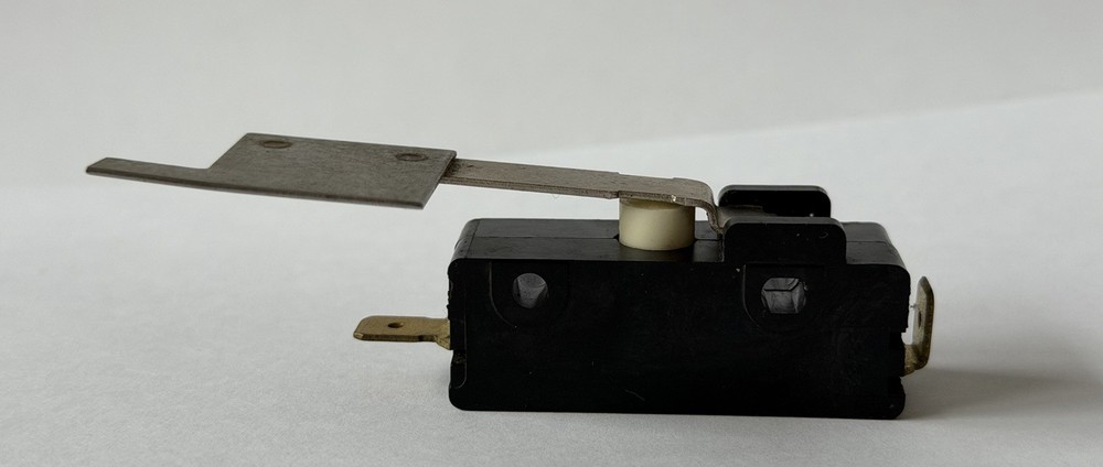 CHERRY E13, 15A SWITCH 125/250 VAC, NO, HINGE LEVER, NOS