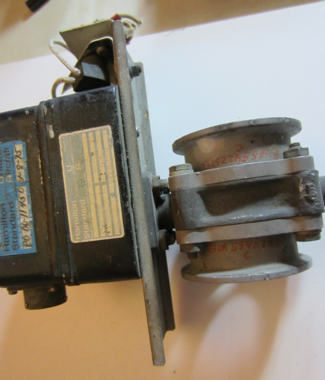 AIRCRAFT VALVE AND ACTUATOR HAMILTON STANDARD P/N 550664 P15