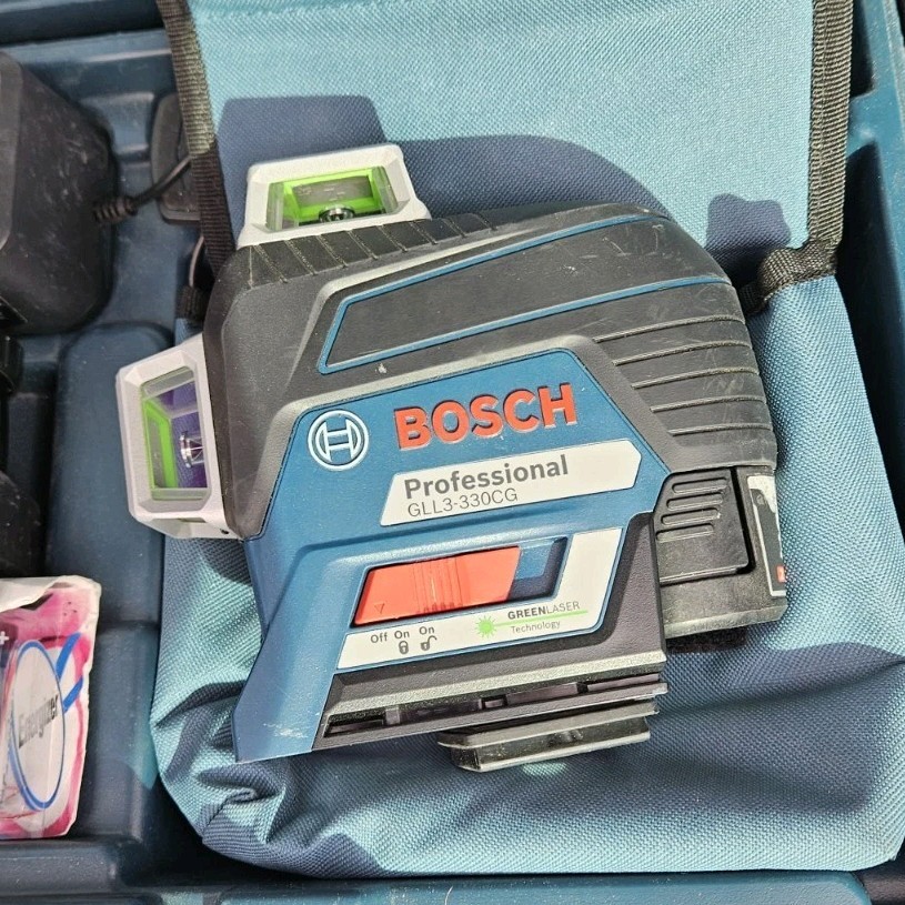 Bosch GLL3-330CG Self-leveling Green Line Laser Level with Case