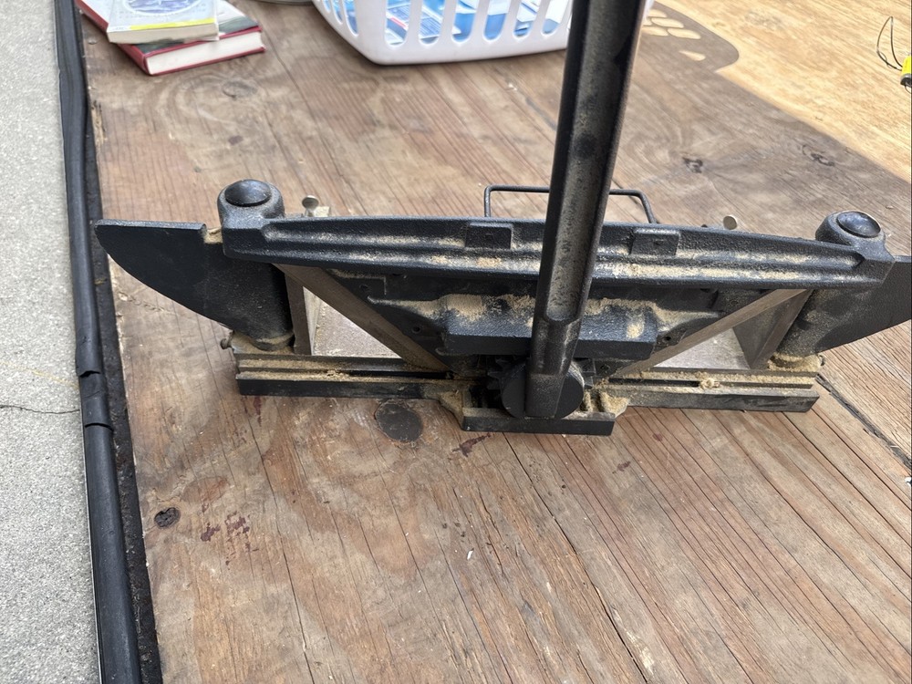 Grizzly G1690 Miter Trimmer With Handle