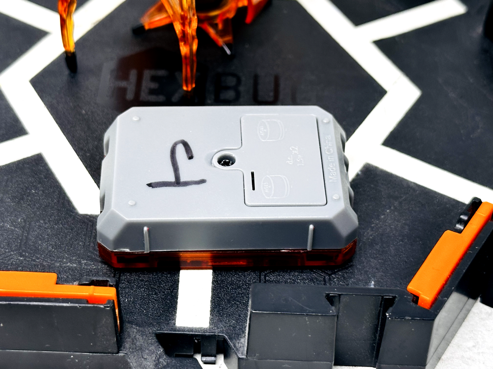 HEXBUG Battery Powered Micro Robotic Creatures Bugs Inchworm w/ Platform