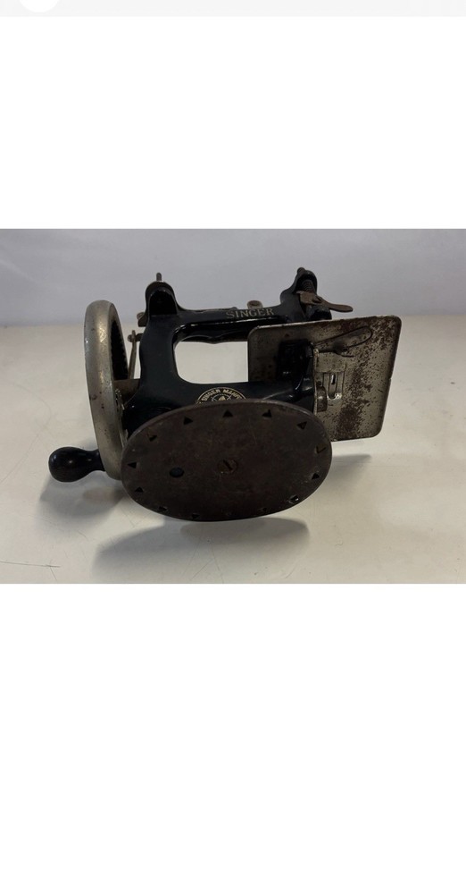 Vintage SINGER Sewhandy Child's Mini Sewing Machine Model Tested Nice Condition