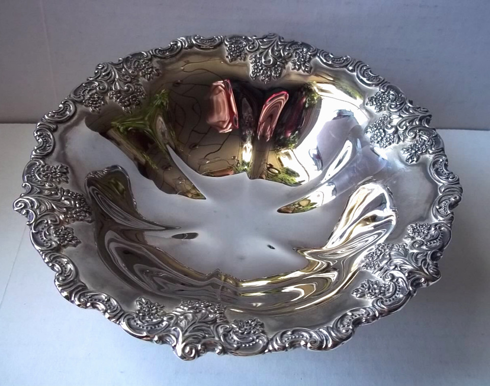 Wallace silverplate bowl in box. Pre-owned.