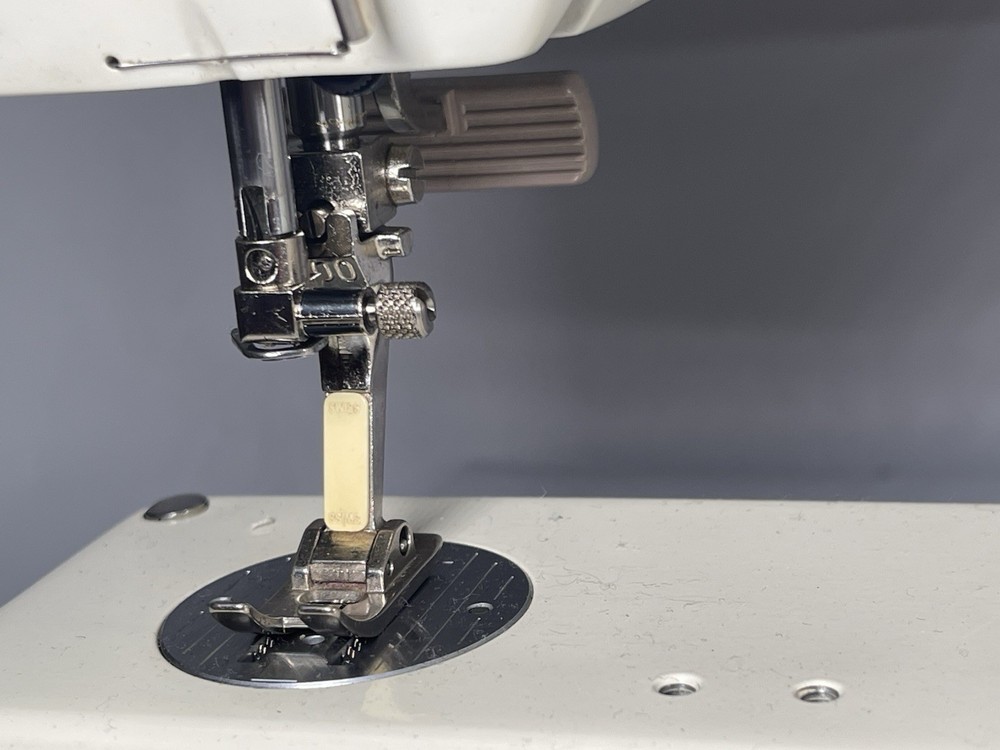 BERNINA Record 930 Electronic Sewing Machine UNTESTED