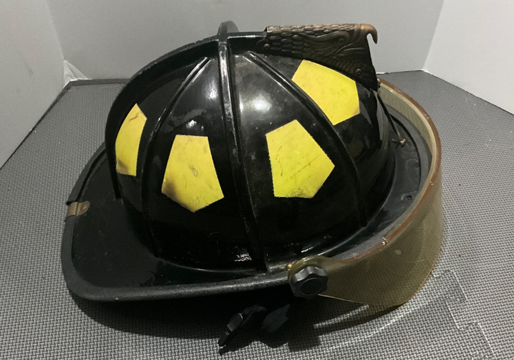 VINTAGE 2003 UST FIREDOME SERIES FIRE HELMET