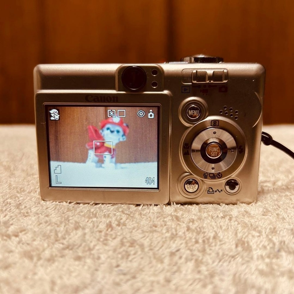 Canon IXY DIGITAL 50 Compact Digital Camera Tested with Minor Zoom Issue