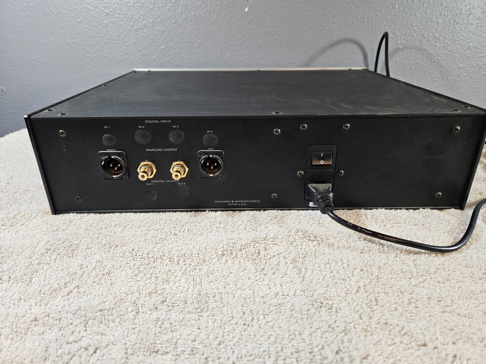 Wadia 830 high-end audiophile CD Player. Hear it play!