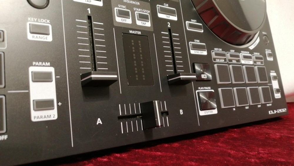 Roland DJ-202 2-Channel DJ Controller – Serato Compatible Performance Mixer -JPN
