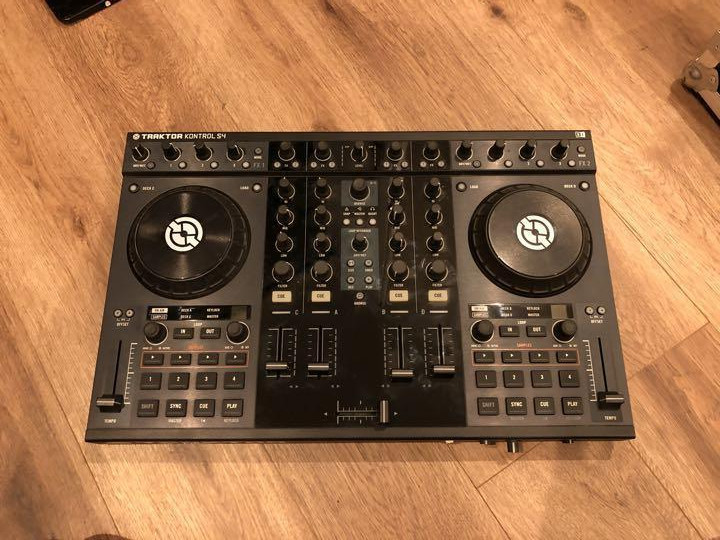 NATIVE INSTRUMENTS TRAKTOR KONTROL S4 DJ Controller NI Tractor Control