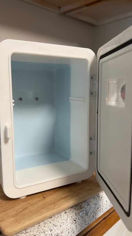 Frigidaire Retro 6 can capacity Mini Fridge EFMIS137 White