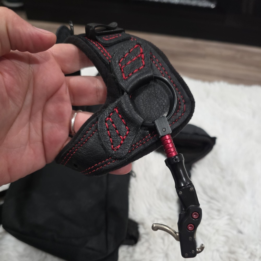 Tru-Fire Hard Core Buckle Archery Release. Black/Red.