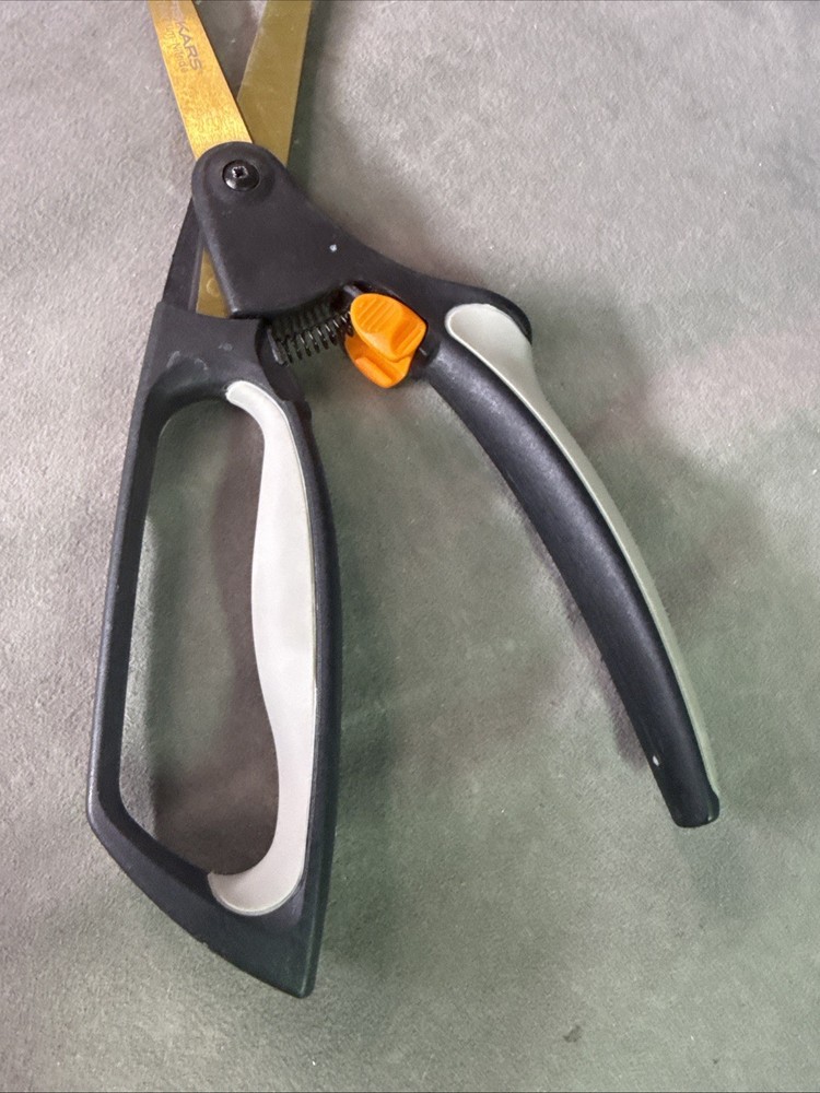 Fiskars Softouch Microtip Pruning Snips With Safety Lock