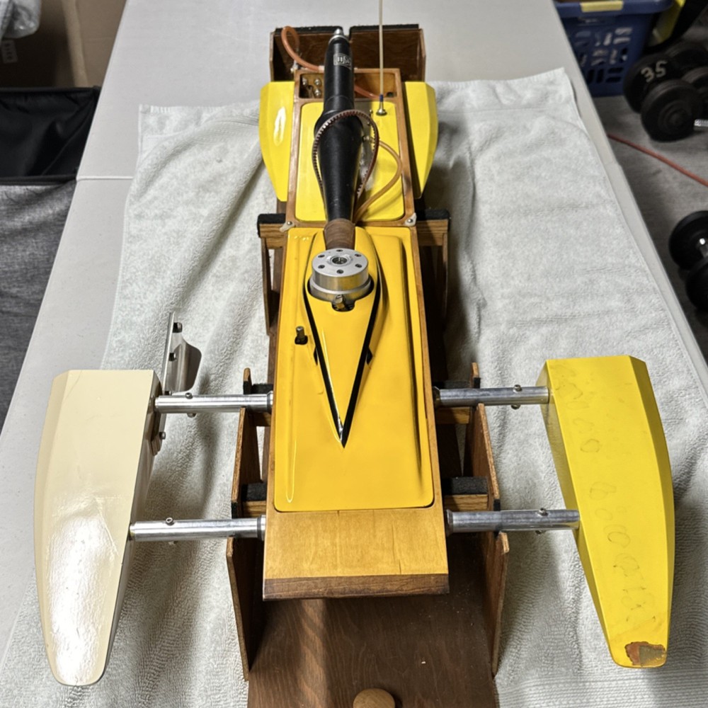 RC Road Runner Outrigger 60