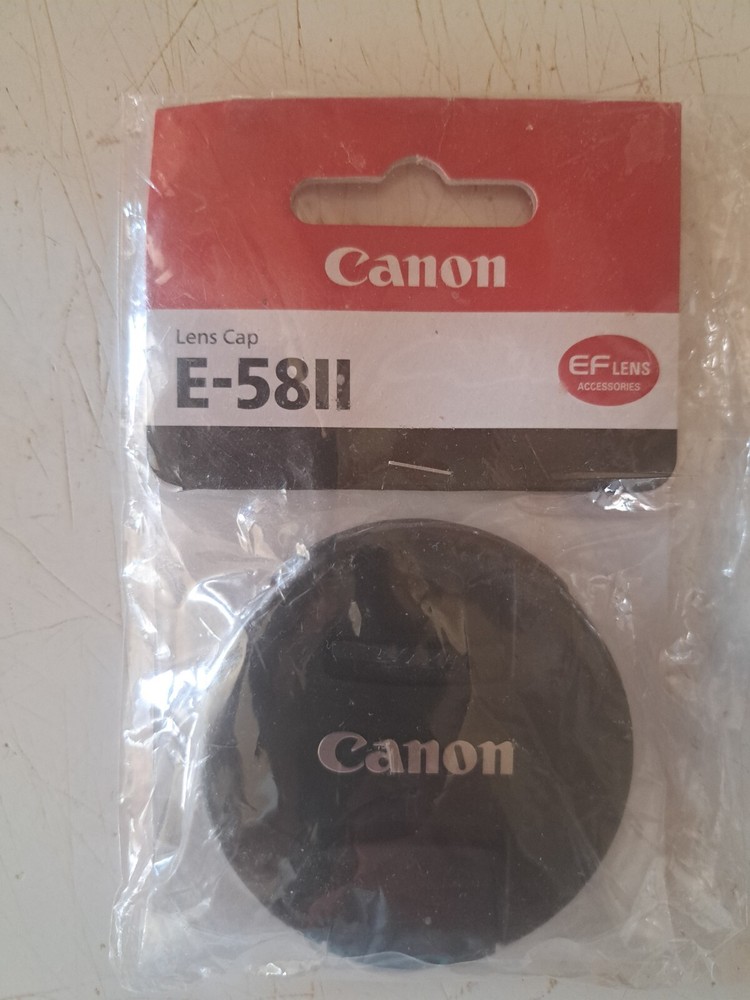 Canon E-5811 Lens Cap & EOS R5 strap