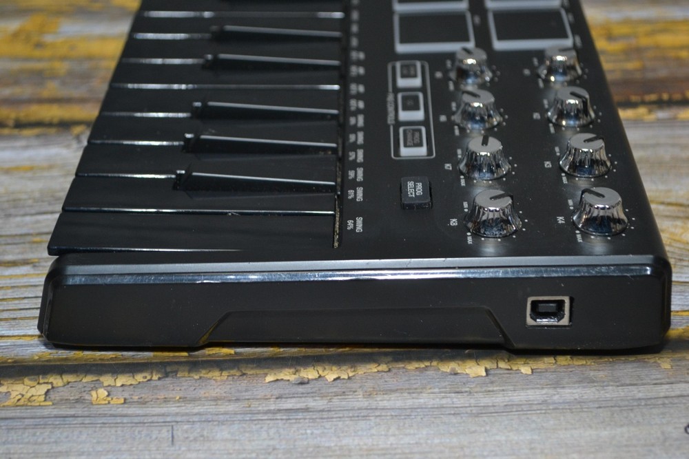 Akai Professional MPK Mini 25-Key USB MIDI Keyboard Controller Black Pads Knobs