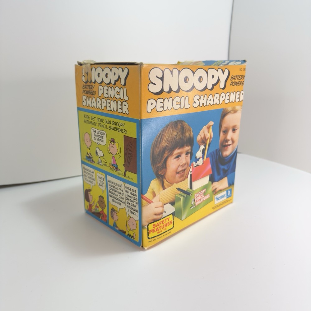 Kenner Snoopy Battery Powered Pencil Sharpener Peanuts 1973 Plastic with Box