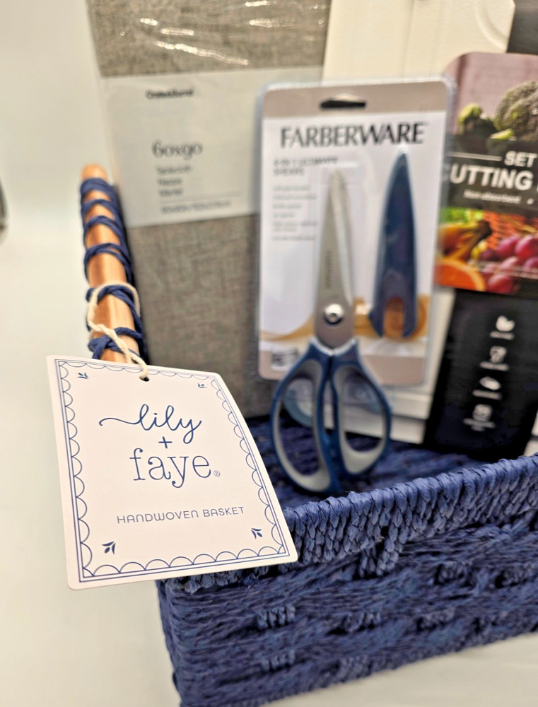 Kitchen Bundle New – Cutting Boards, Farberware Shears, Oven Mitts, Basket /Tool