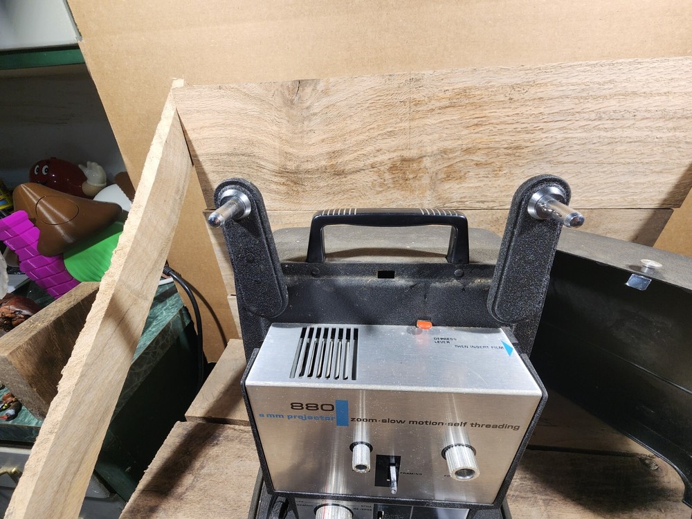 Wards 880 8MM projector zoom slow motion self threading READ DESCRIPTION BELOW.