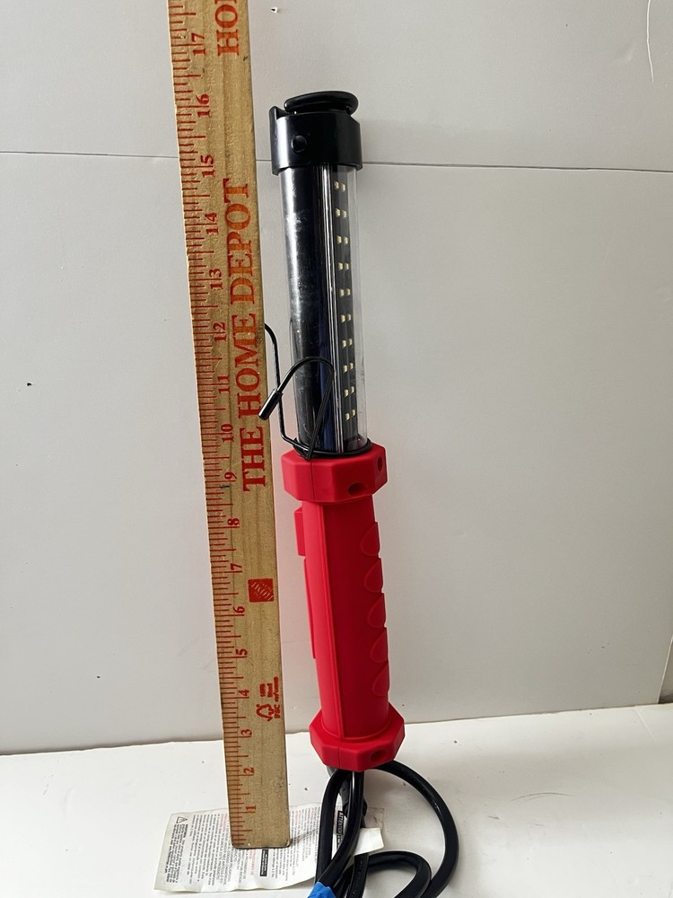 Utilitech 500-Lumen LED Plug-in Portable Work 💡