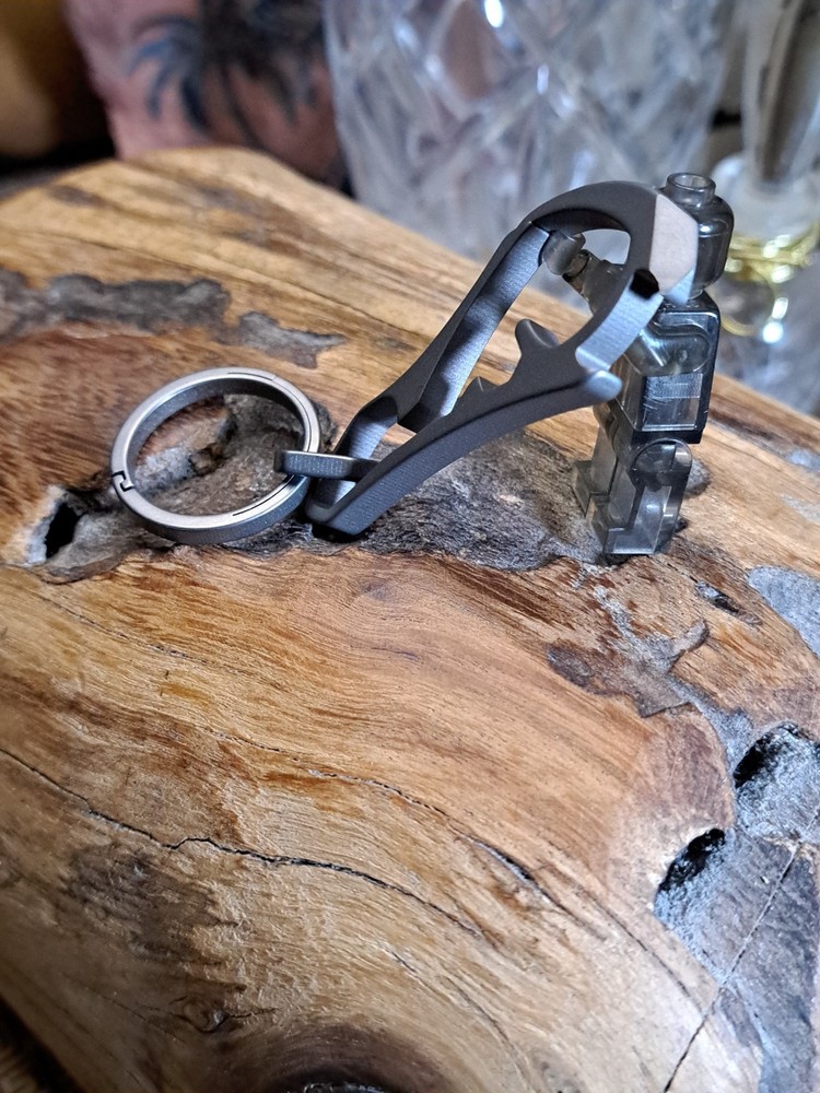 EDC TITANIUM MULTI-TOOL CARABINER KEYCHAIN