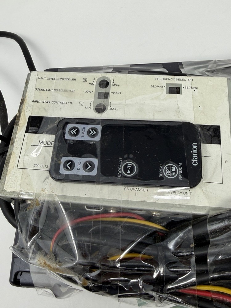 Clarion CDC605 Digital Audio/6 Disc Cd Changer And Extras . Pro Audio UNTESTED