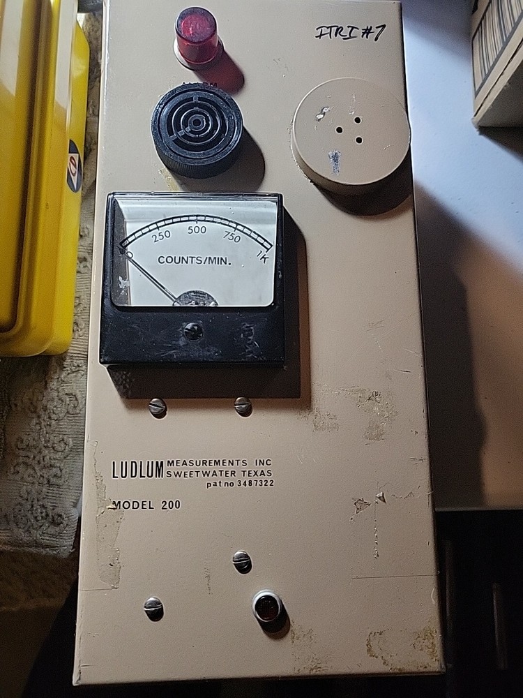 LUDLUM MEASUREMENTS  MODEL 200   RADIATION Device. Untested Very Nice Condition.
