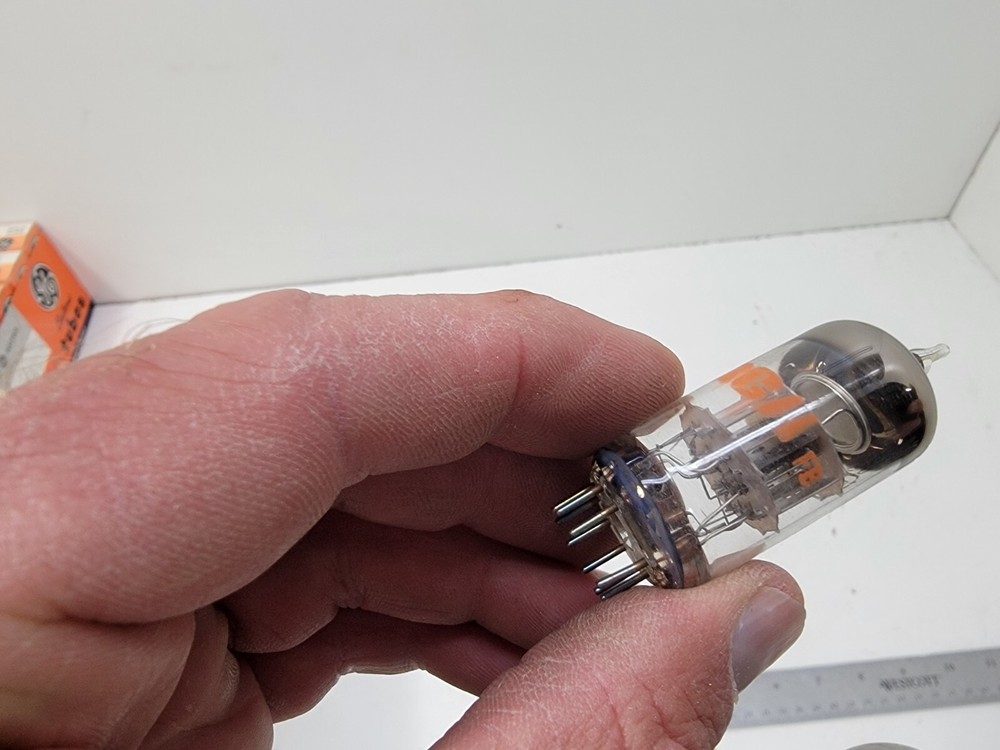 VINTAGE VACUUM ELECTRON TUBE RCA 8JU8A