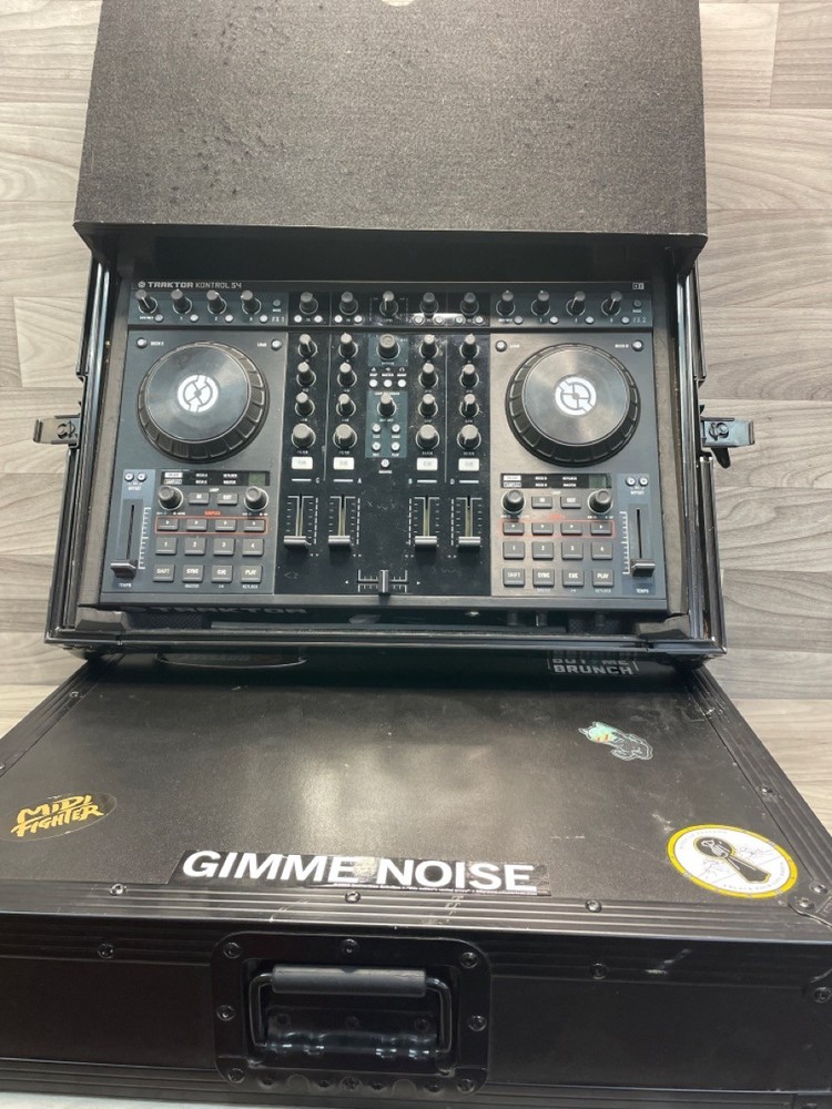 Native Instruments Traktor Kontrol S4 DJ Controller w/ Odyssey Glide (A1D017158)