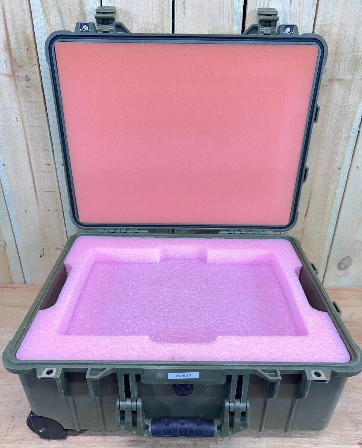 Pelican 1560 Waterproof Rolling Carry On Case Green Good Condition AB