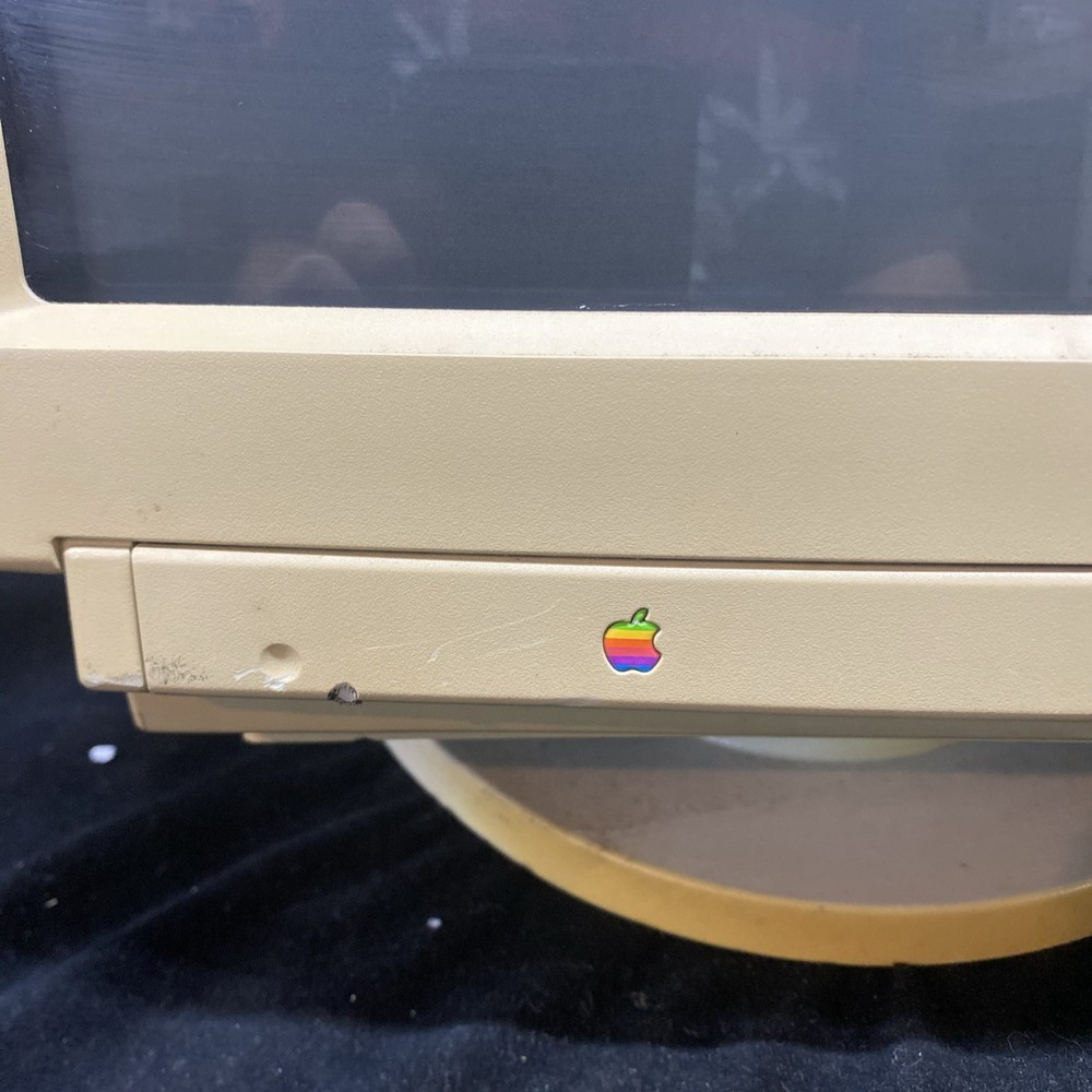 Apple Multiple Scan 15 M2943 15" Display CRT Powers On Damaged Shell Untested.