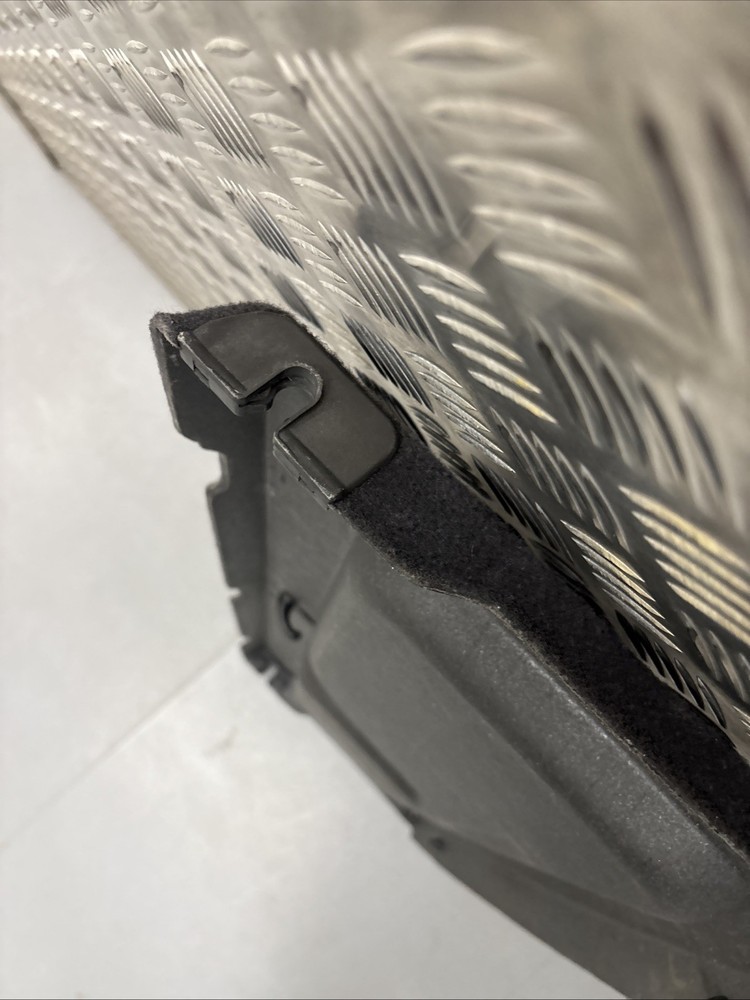 2003-2009 HYUNDAI GETZ PARCEL SHELF / LOAD COVER MISSING ONE STRAP RefB