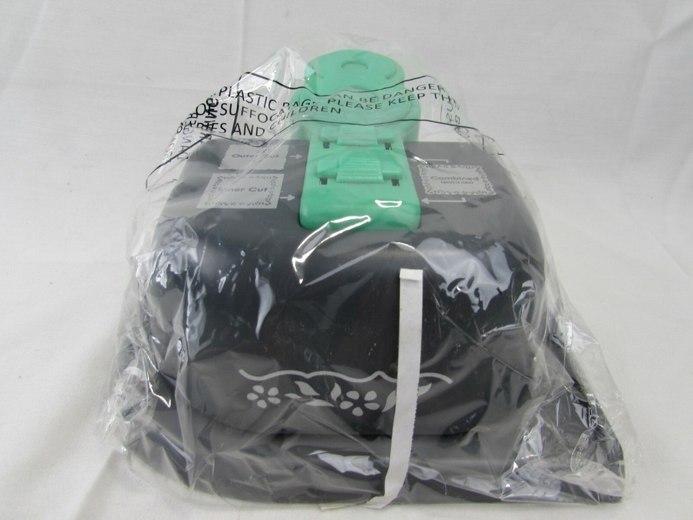 LUCKY 8 PUNCH MEMORY KEEPERS BORDER EDGE INNER OUTER CUT BORDER DESIGN GREEN