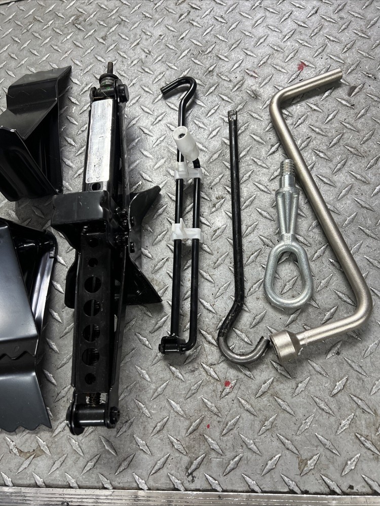 2007 BMW X3 JACK KIT WITH TOOLS & HARDWARE sl6