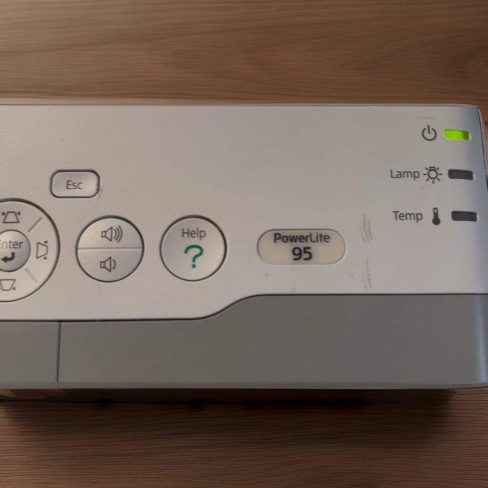 Epson PowerLite 95 - H383A - 3LCD Projector - Lamp Runtime ? Gently Used