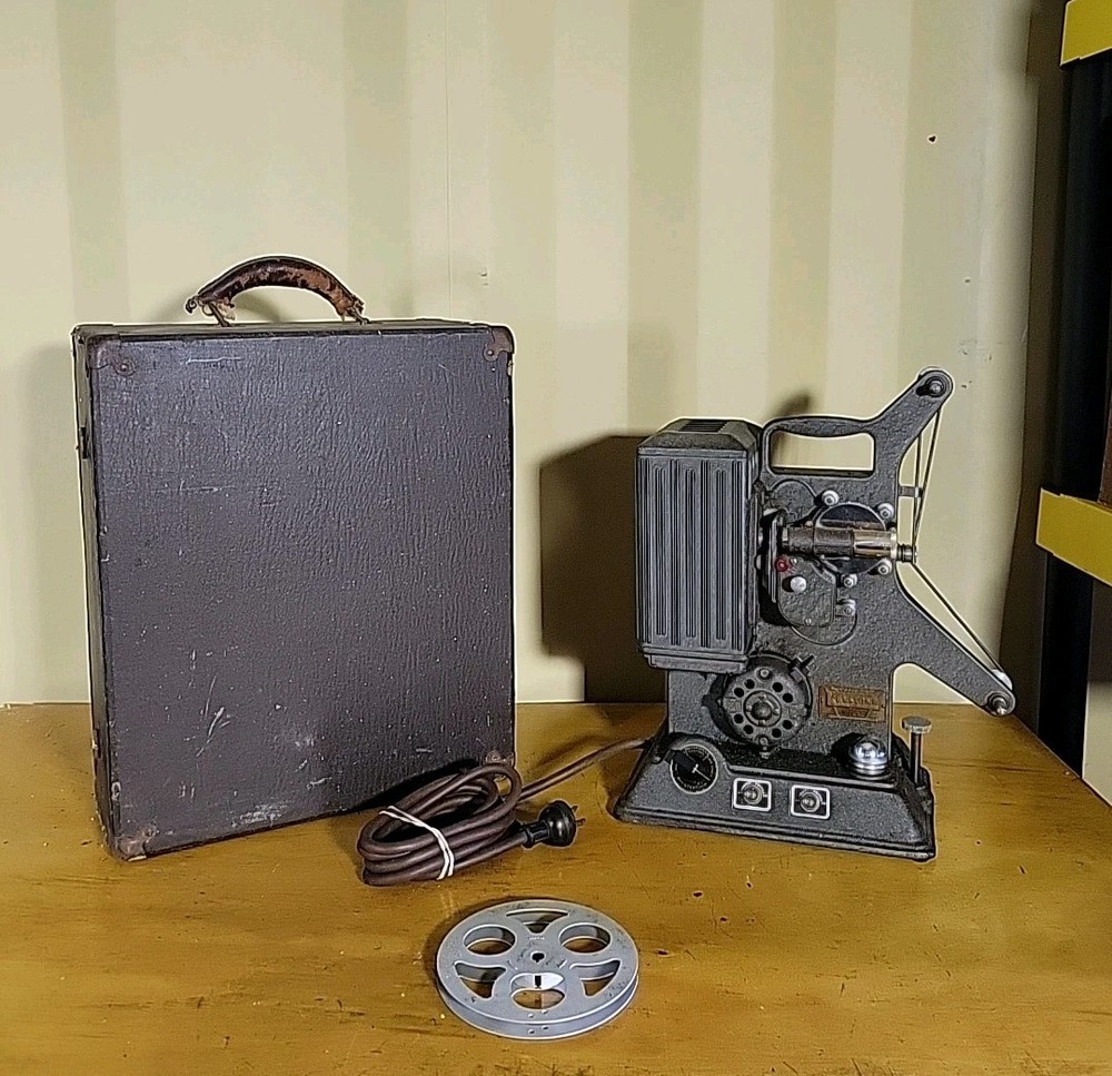 ANTIQUE KEYSTONE MODEL R-8, 8MM PROJECTOR