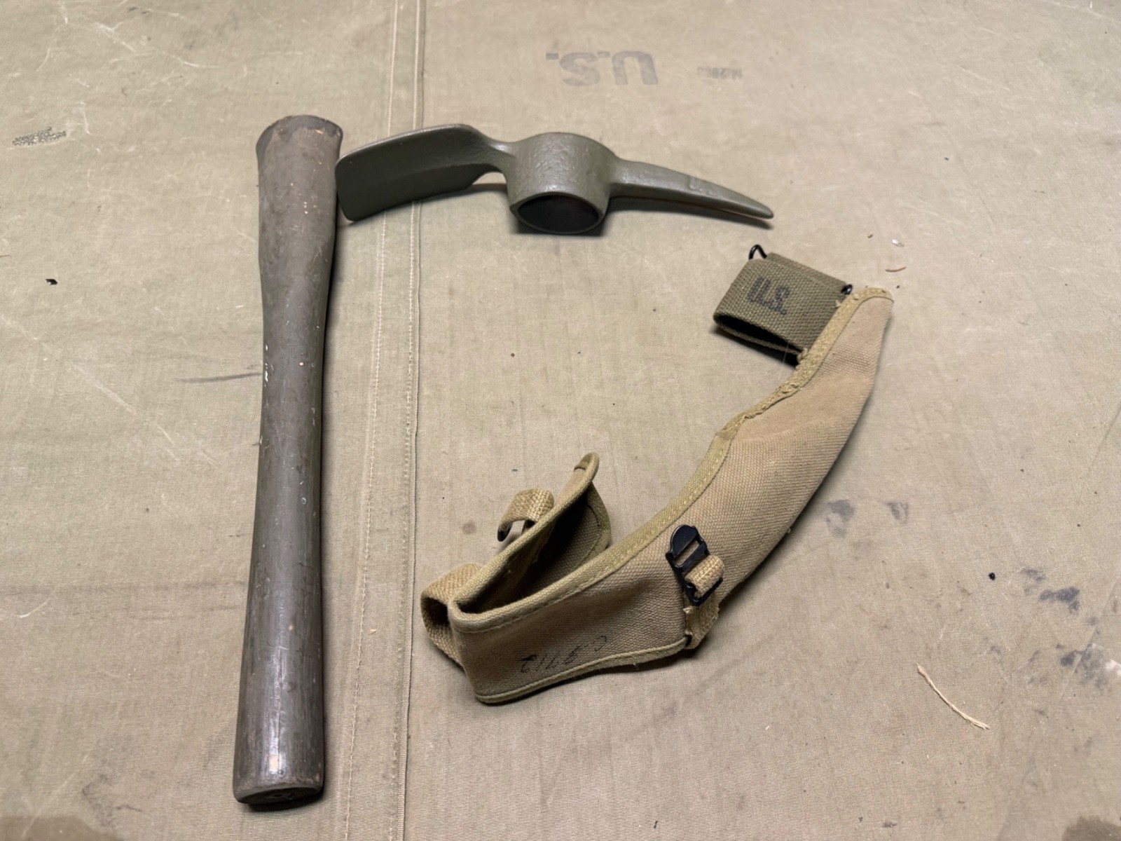 ORIGINAL WWII US ARMY M1942 PICK AXE MATTOCK & CARRIER- "US" stamped