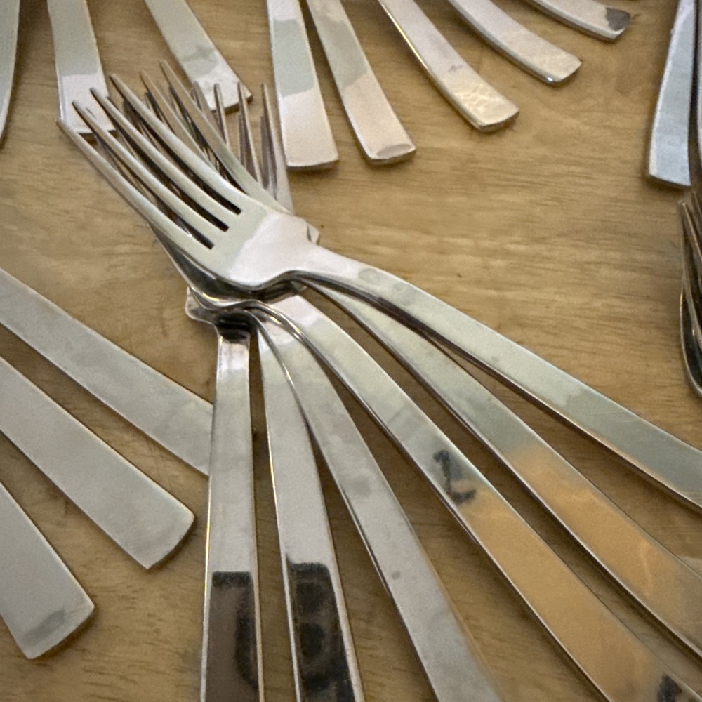 58 PC. GOURMET SETTINGS CAMI PATTERN GLOSSY STAINLESS FLATWARE SET.