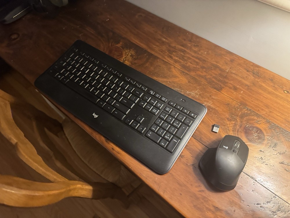 Logitech K800 Wireless Illuminated Keyboard + Logitech MX Master Mouse Combo Set