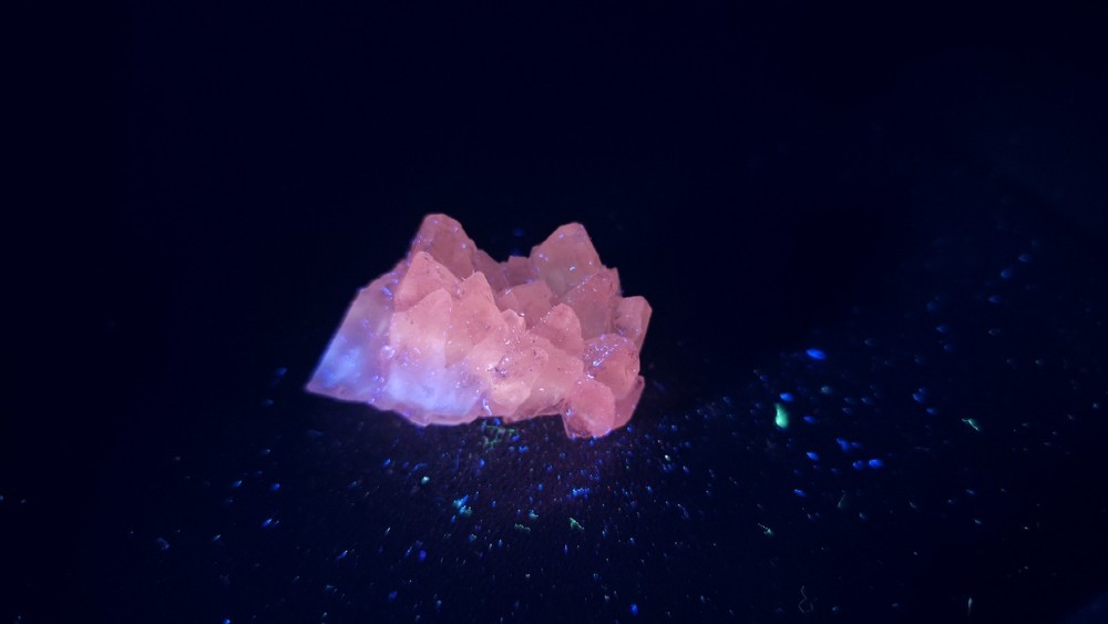 UV Reactive Mangano Calcite