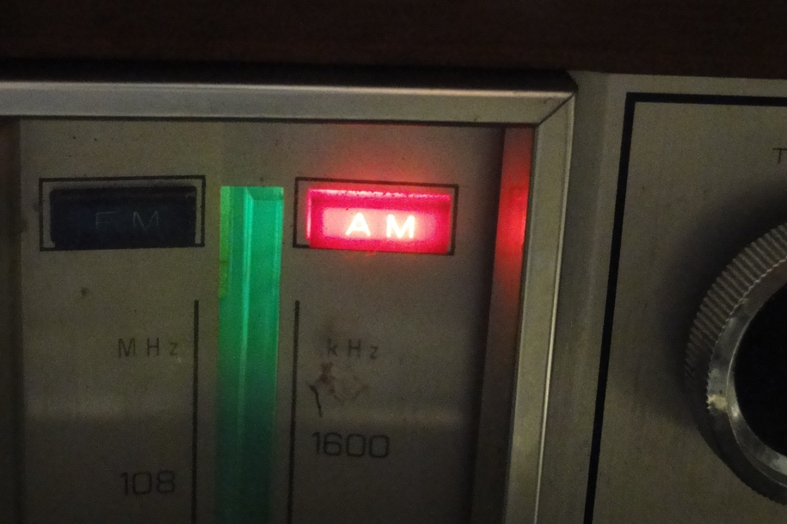 1970’s Panasonic Table Top Radio AM-FM Walnut RE7259 Works great !