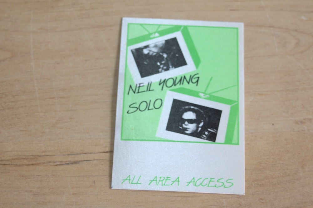 Neil Young  -  Unused Backstage Pass - FREE POSTAGE - lot #10